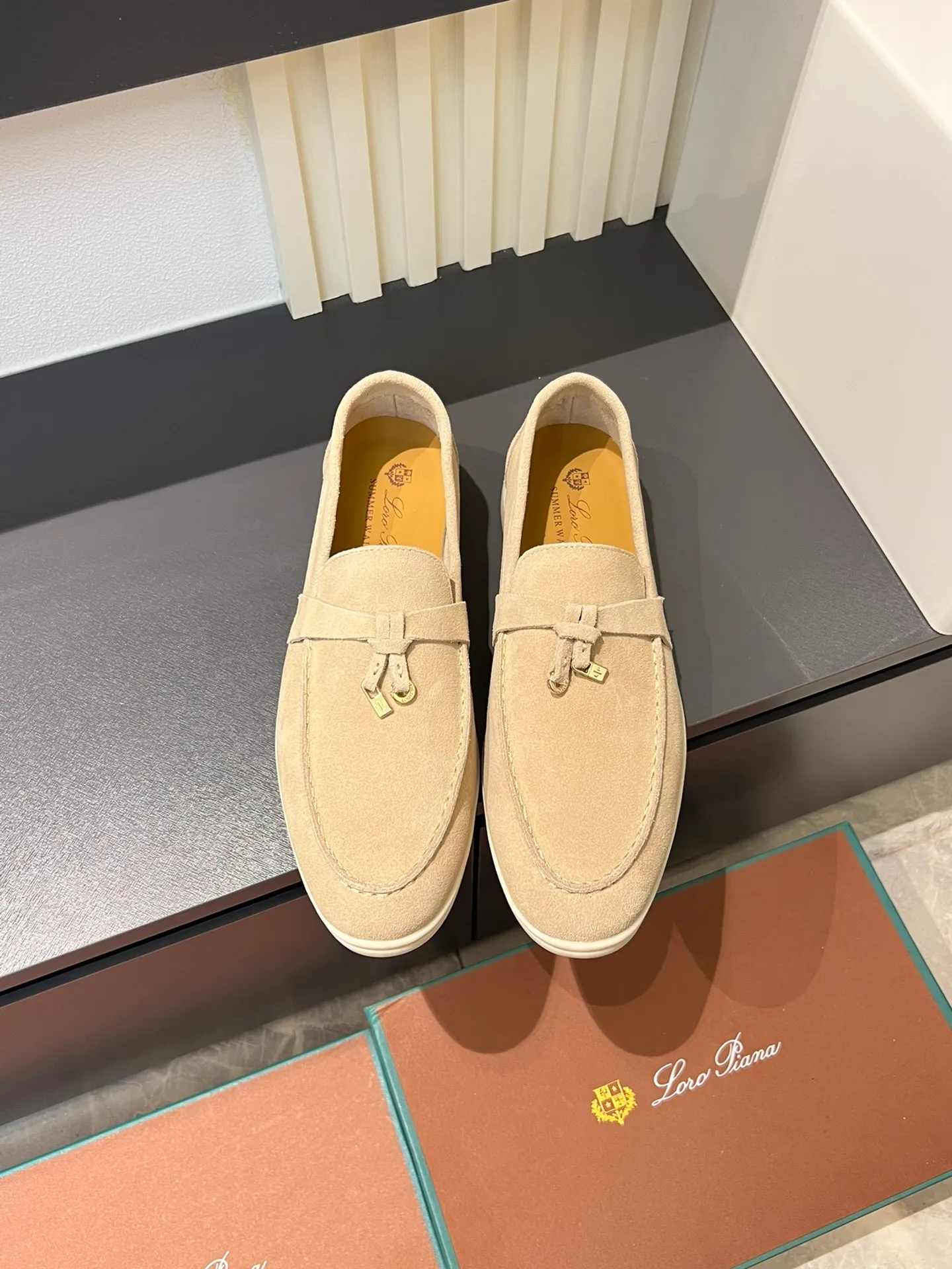 Men's shoes 💰p360 "Loro men's shoes 💰pian'*" Classic L men's shoes for couples 💰p Top version British flat loafers, a must-have item in old money style, the minimalist design is eye-catching and durable, a plus point for dressing The soft foot feel and texture are outstanding. They don’t scratch your feet and are very nice. They are matched with soft and waxy soles. They can be worn daily for a long time without getting tired. They are easy to wear, versatile and classic items, with perfect foot feel and texture! Imported cashmere fabric, the lining is made of imported A-grade water-dyed cow lining, the top version of the genuine leather midsole is sewn with pure handmade mark thread! Size: Female 35-40 (34. Customized) Male 38-44 (45.46. Customized)